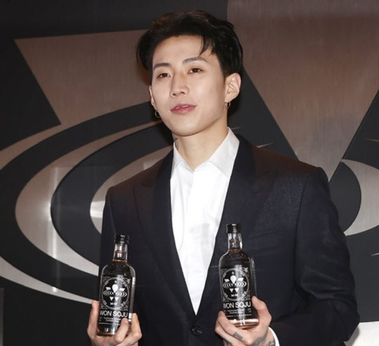 박재범 원스피리츠 대표가 지난달 25일 서울 영등포구 더현대 서울에서 열린 프리미엄 소주 브랜드 '원소주' 출시 기념 팝업 스토어 오픈 행사에 참석하고 있다. <연합뉴스>